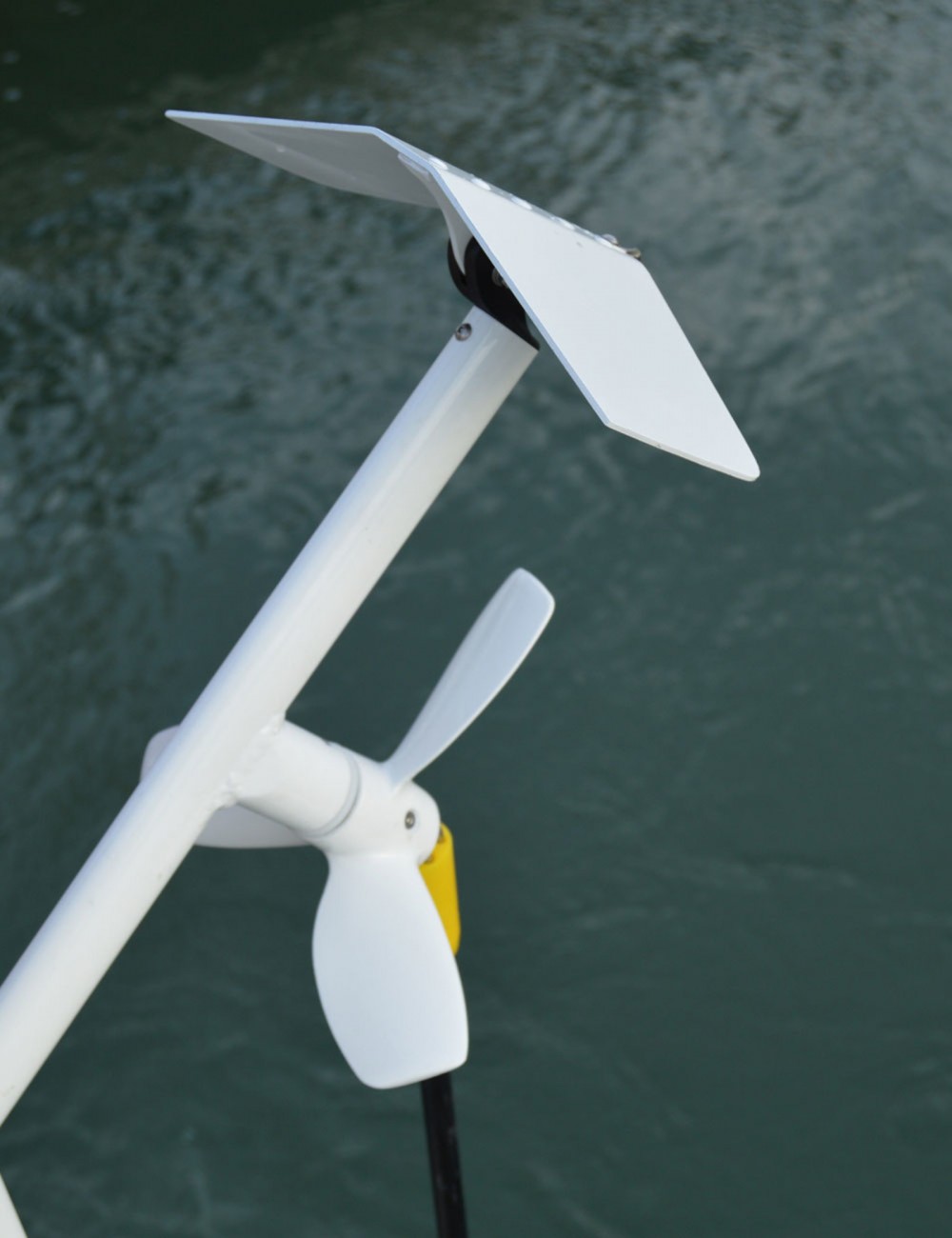 Sail Gen 300 W hydrogenerator 12 V and 24V